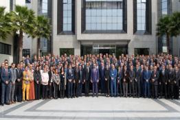 Image du Maroc Professionnelle de  Sa Majesté le Roi Mohammed VI, pose pour une photo souvenir après sa visite à la Direction Générale de la Surveillance du Territoire national (DGST) et l'inauguration de son Institut de formation spécialisée à Rabat, Mardi 24 Avril 2018. (Photo/ SPPR) via Jalilbounhar.com.
 